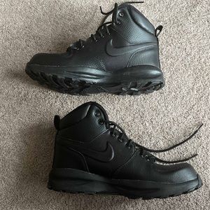 NIKE Manoa Leather GS , Boys Boots! Gently used, worn twice…. Have out grown.